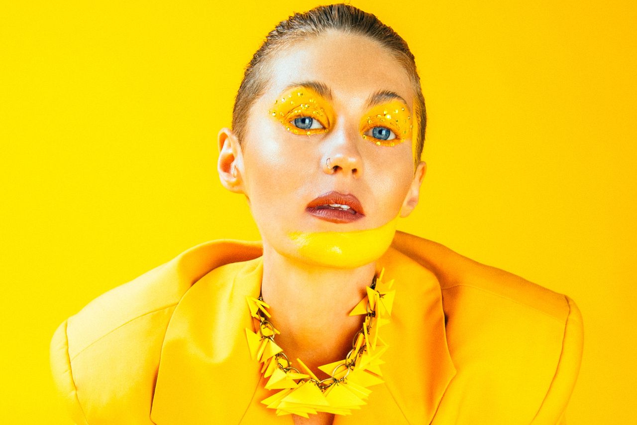 IN AND OUT DARK YELLOW SOFT TRIANGLE NECKLACE