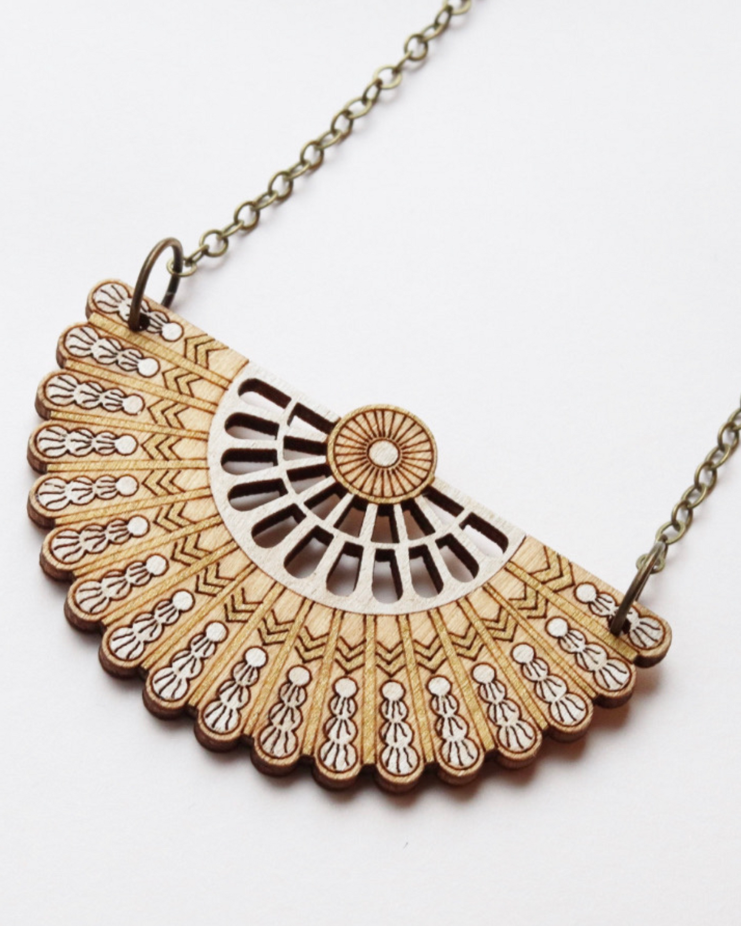 WHITE PRETTY FAN NECKLACE