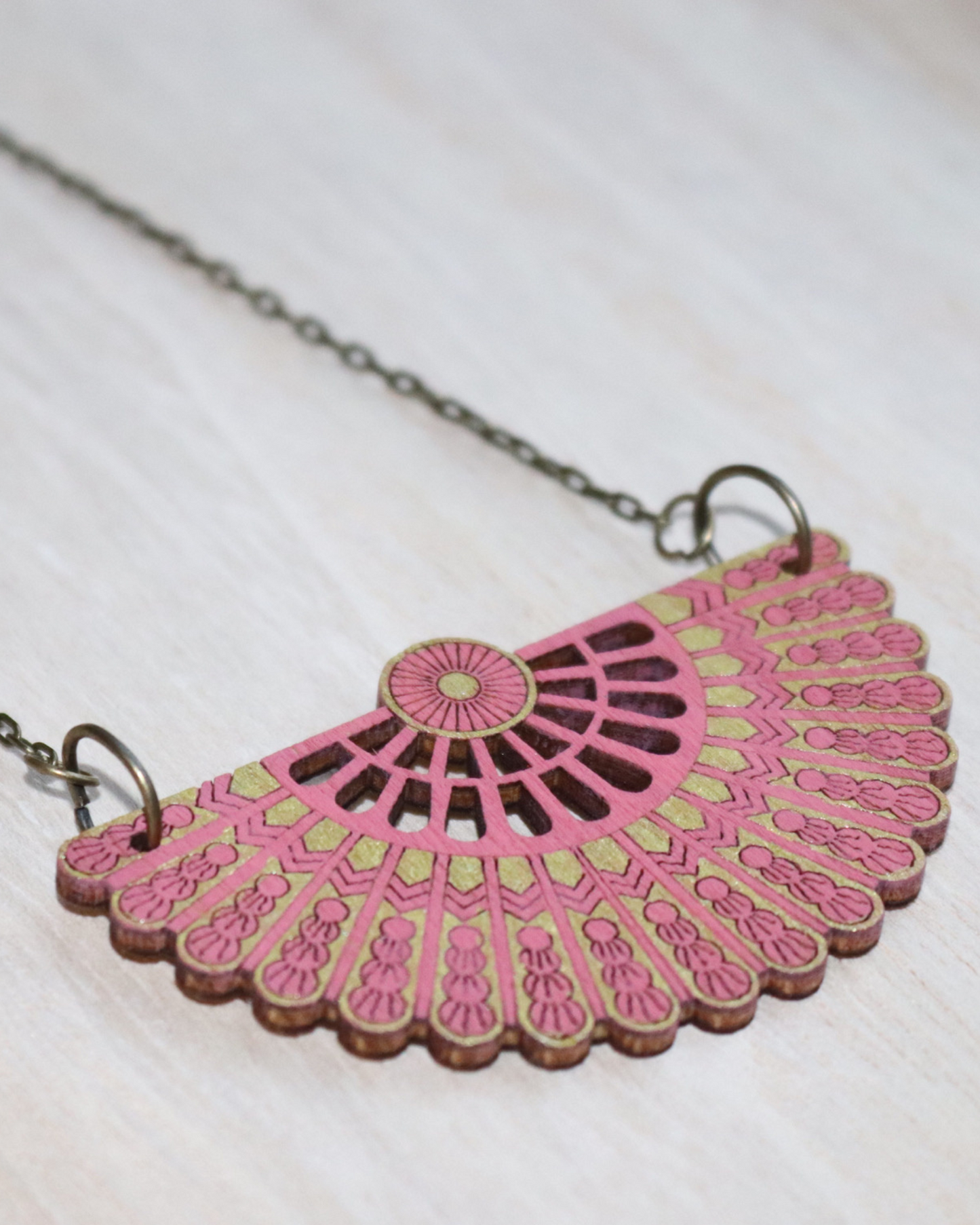 PRETTY FAN NECKLACE