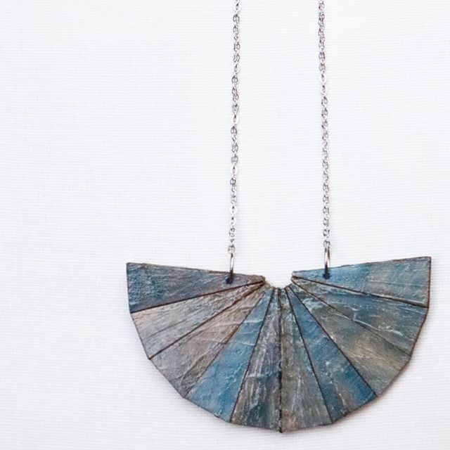 WOODEN MULTICOLOUR NECKLACE