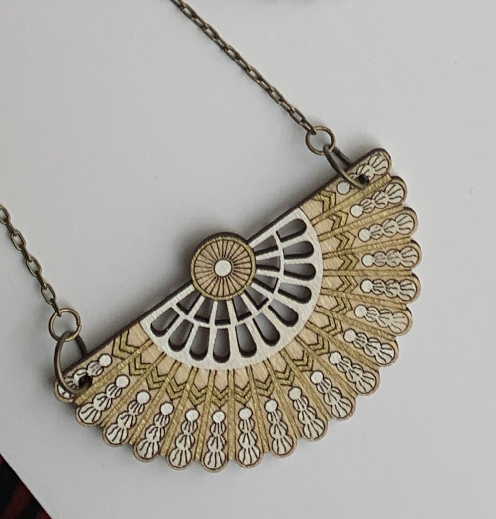 PRETTY FAN NECKLACE
