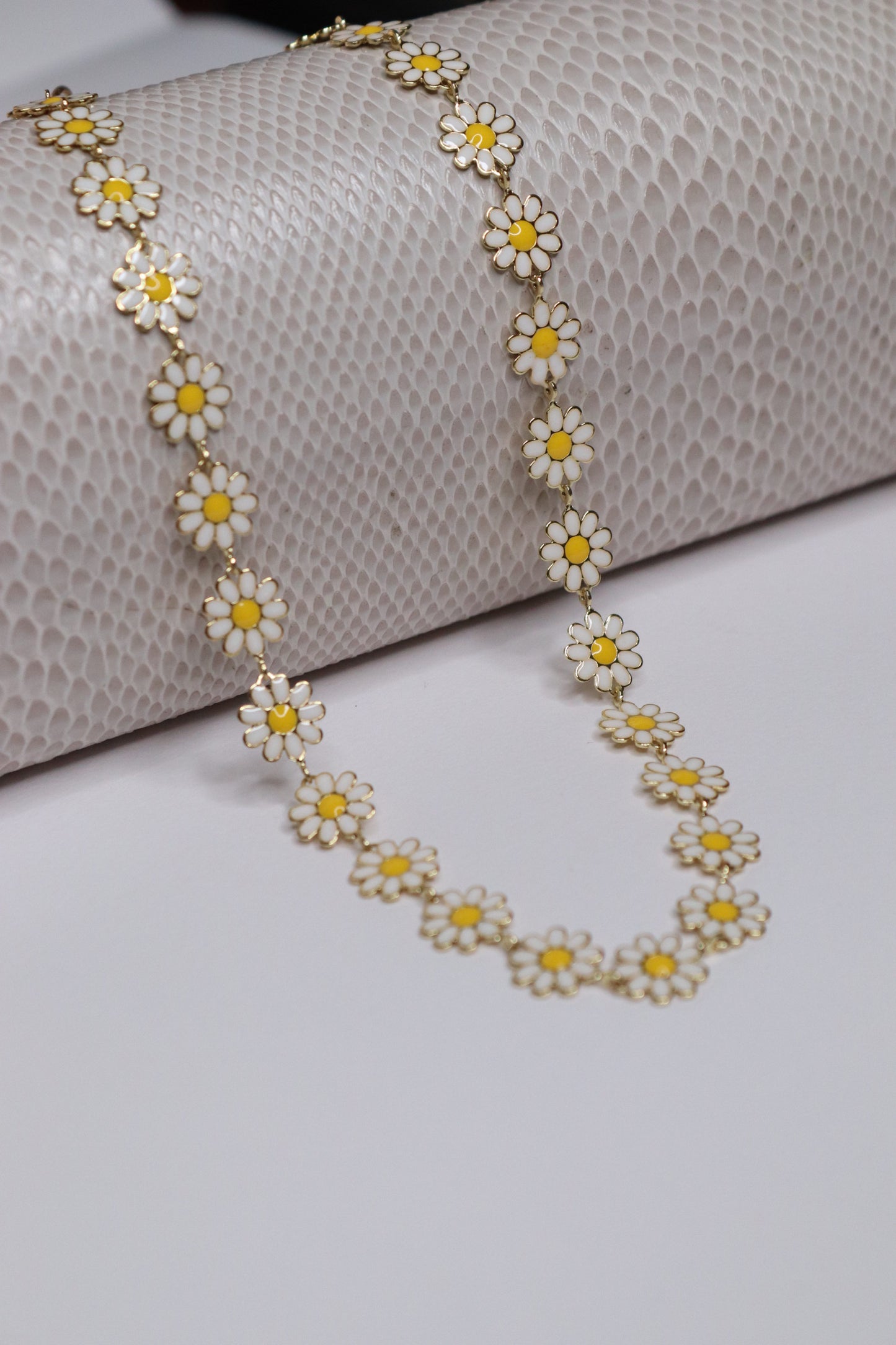 ONLY DAISIES WHITE NECKLACE