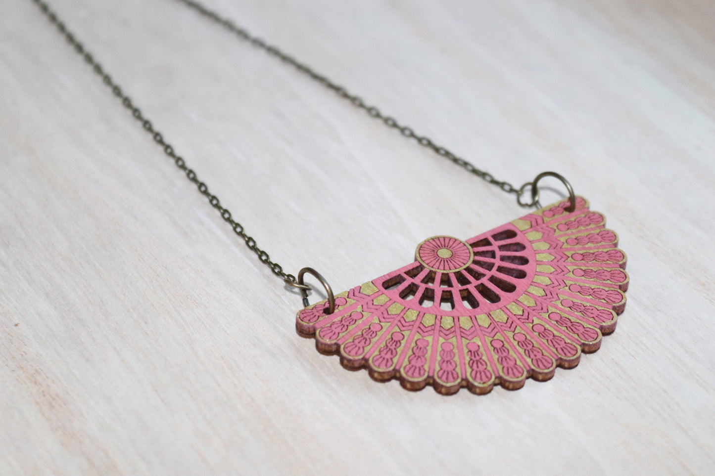 PRETTY FAN NECKLACE