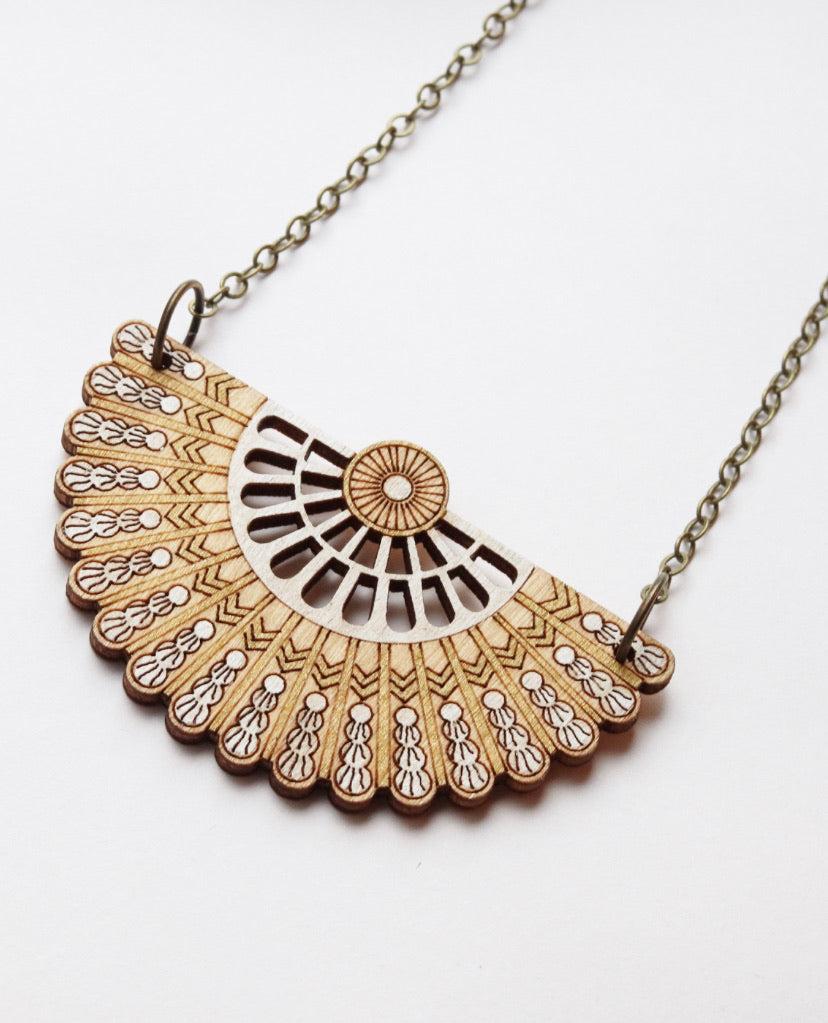 WHITE PRETTY FAN NECKLACE