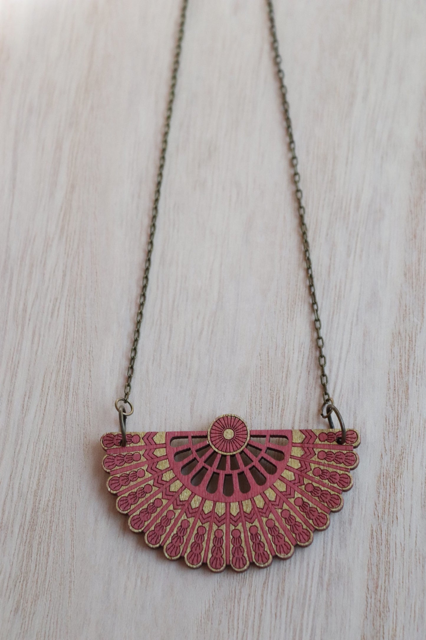 PRETTY FAN NECKLACE