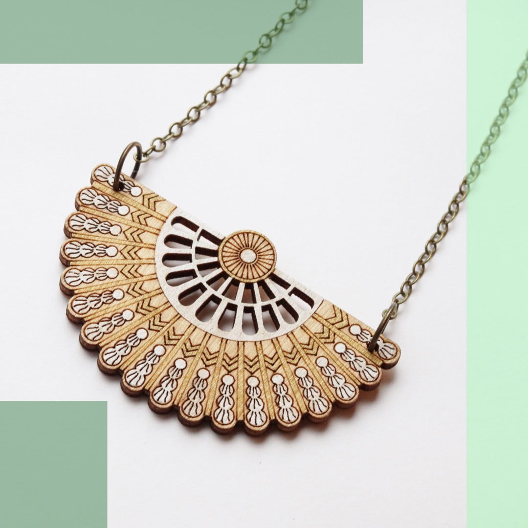 WHITE PRETTY FAN NECKLACE
