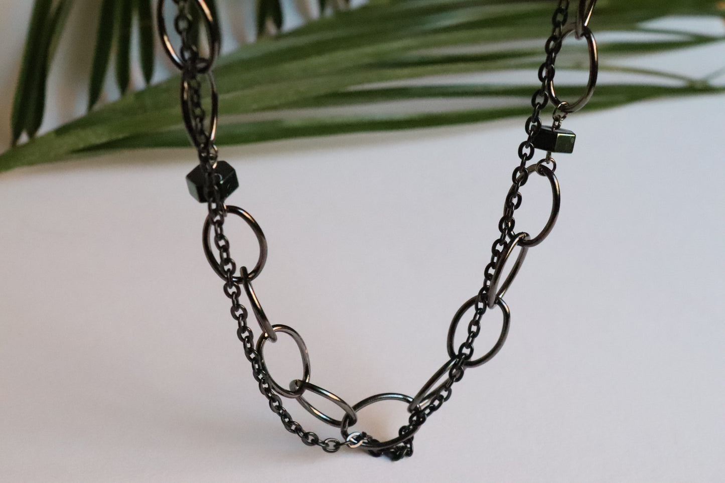 THIS ROCK AND ROLL NECKLACE