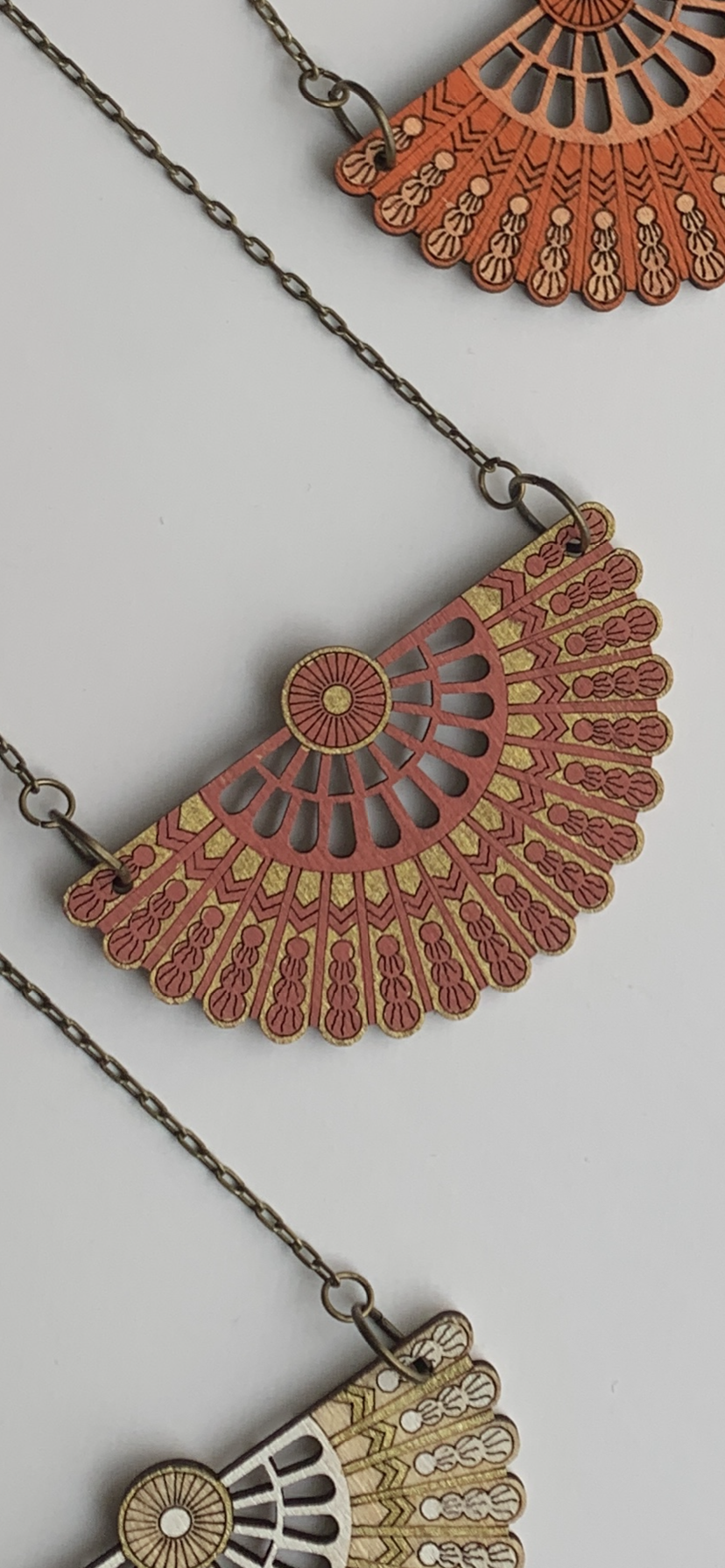 PRETTY FAN NECKLACE