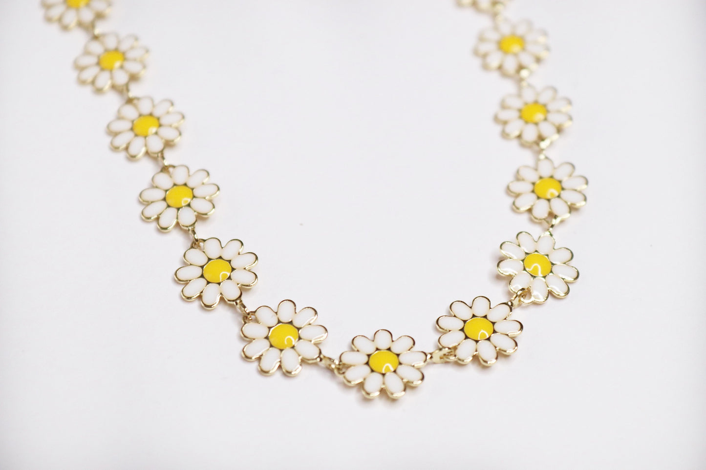 ONLY DAISIES WHITE NECKLACE