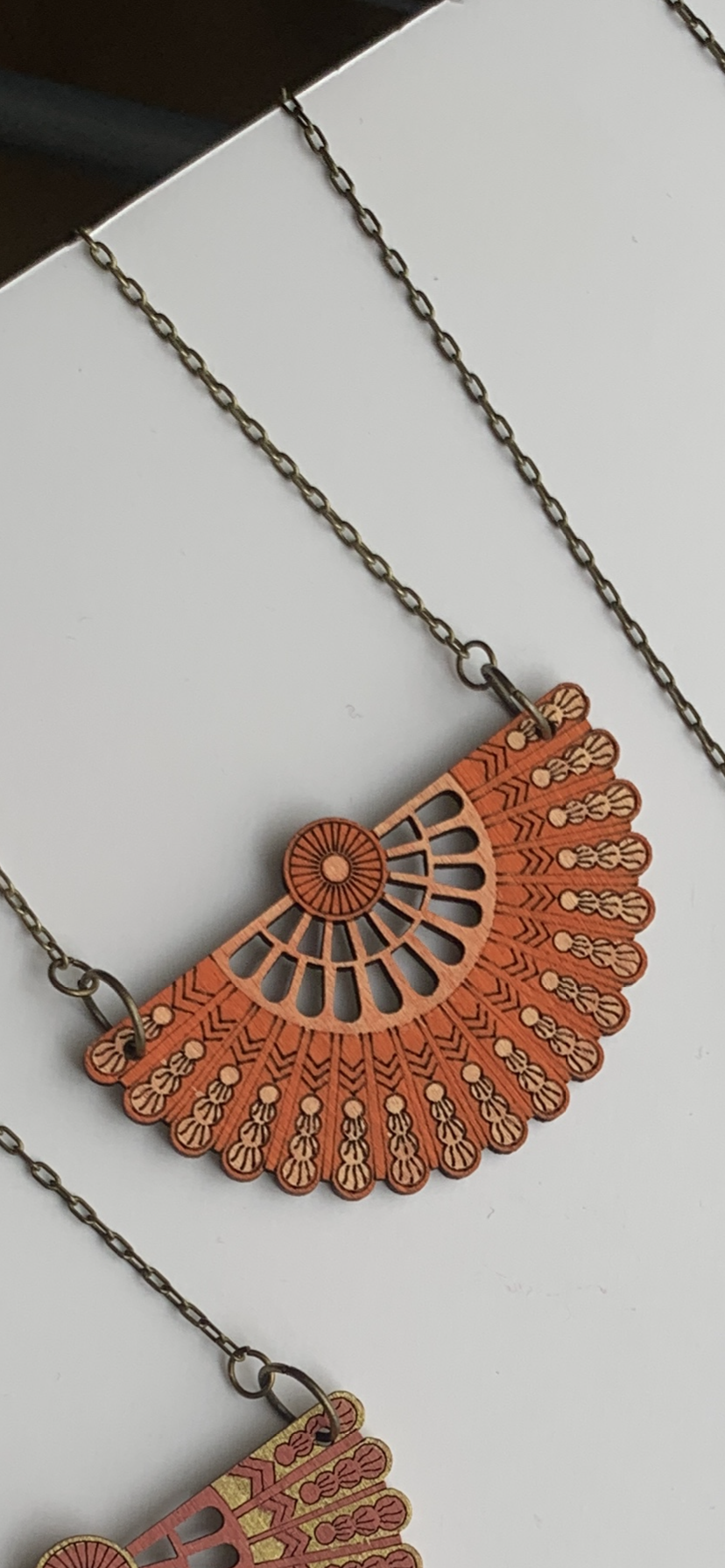 PRETTY FAN NECKLACE