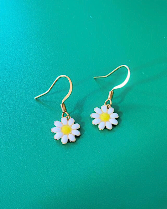 ONLY DAISIES WHITE EARRINGS