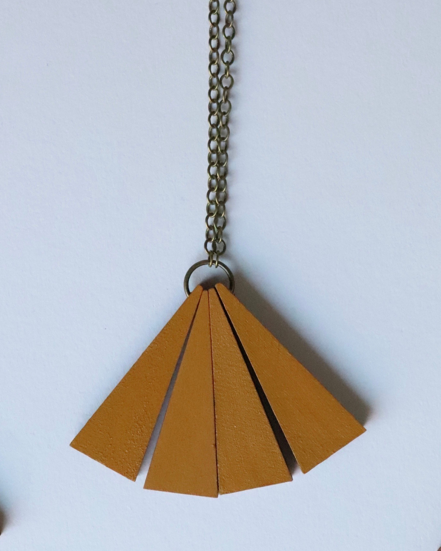 LONG AND MUSTARD NECKLACE
