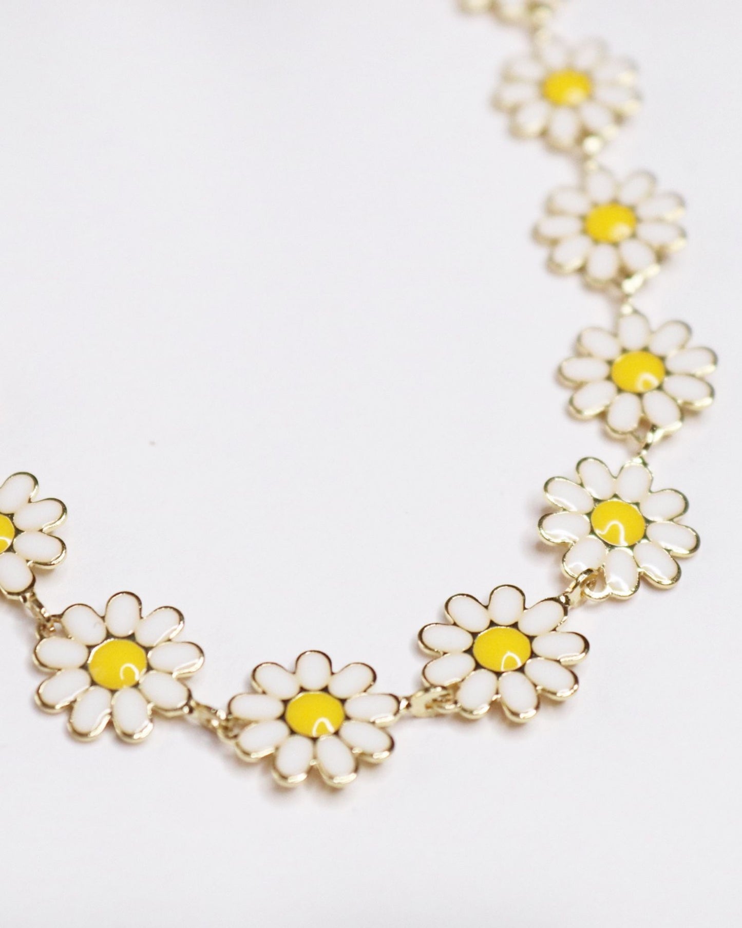 ONLY DAISIES WHITE NECKLACE