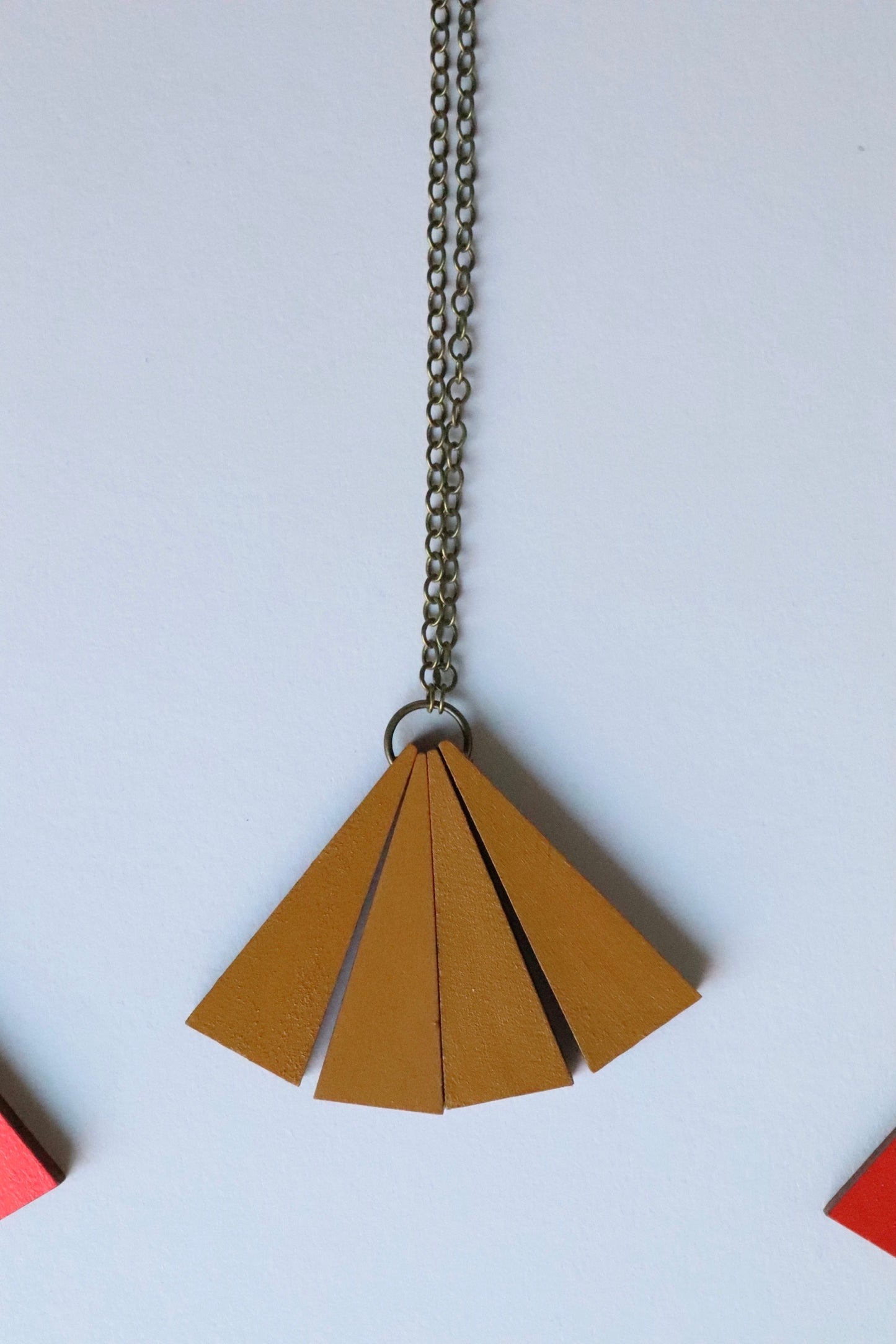 LONG AND MUSTARD NECKLACE